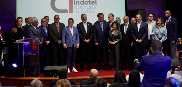 Presidente Luis Abinader y el director de Indotel, Guido Gómez Mazara encabezaron el encendido digital