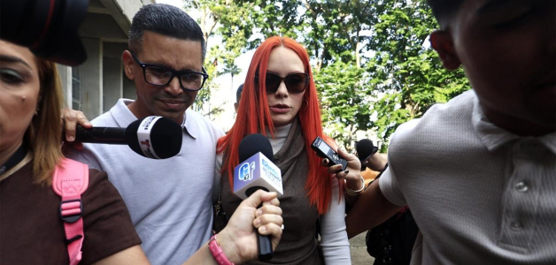Mireddys González (d), esposa del reguetonero puertorriqueño Daddy Yankee, llega a un tribunal para asistir a una audiencia este viernes, en San Juan (Puerto Rico).