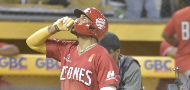 José Sirí celebra al llegar a home luego de conectar un jonrón ante las Águilas.