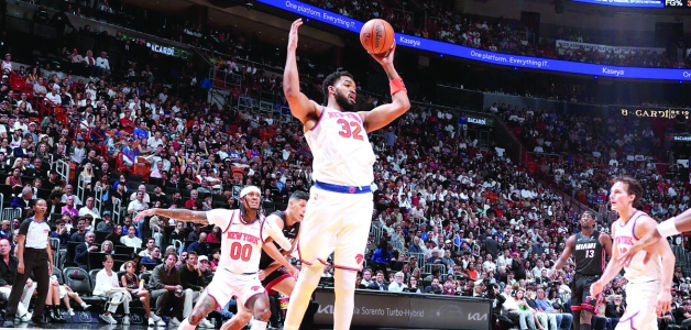 Karl-Anthony Towns, de los Knicks, atrapa uno de los 18 rebotes que logró en el partido de la NBA frente a los Heat de Miami, el 26 de octubre de 2025.