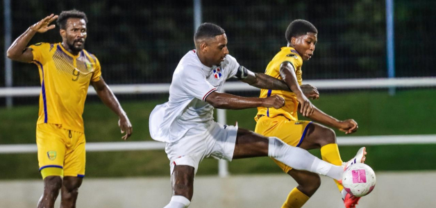 Momento de acción en el partido entre República Dominicana y San Vicente y Las Granadinas.