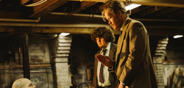 En la imagen, Emma Stone, Aidan Delbis y Jesse Plemons en una escena de "Bugonia".