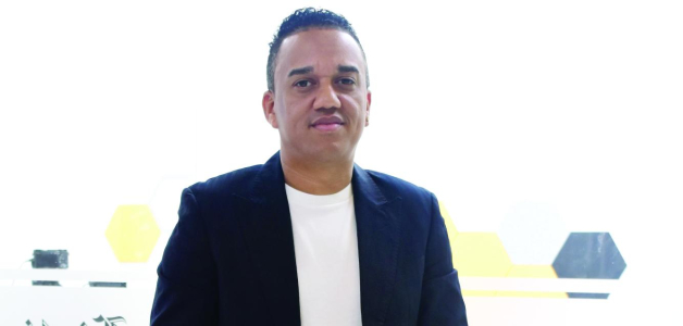 El cantante de bachata Jean Luis Fortuna en su visita a Listín Diario. JORGE MARTÍNEZ/LISTÍN DIARIO