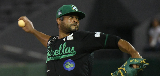 Esmil Rogers realiza un pitcheio ak pentágonio durante su brillante labor monticular en que domesticó a las Aguilas.