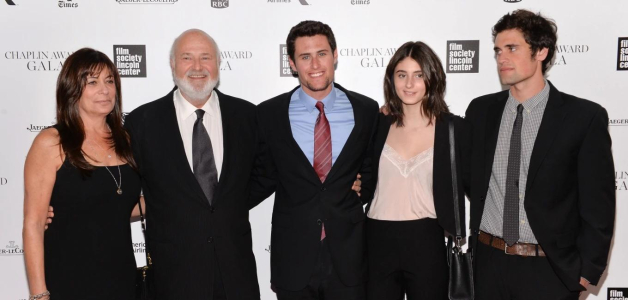 El homenajeado Rob Reiner (segundo a la izquierda) posa con su esposa Michele (izquierda) y sus hijos Jake (centro), Romy y Nick en la 41.ª Gala Anual de los Premios Chaplin en el Avery Fisher Hall, el 28 de abril de 2014, en Nueva York.