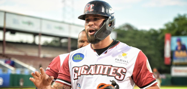 Gary Sánchez, de los Gigantes, es felicitado tras salir del partido en la victoria sobre los Toros del Este.