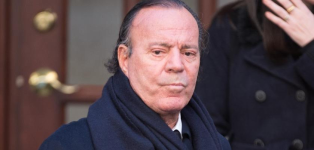 Dos exempleados de Julio Iglesias lo demandaron ante la justicia española tras denunciar, en una investigación periodística publicada el 13 de enero de 2026, presuntas agresiones y acoso sexual por parte del cantante español.