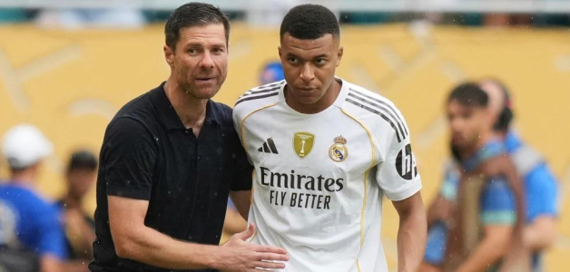 El técnico del Real Madrid Xabi Alonso (izquierda) dando instrucciones a Kylian Mbappé en el partido contra Juventus por los octavos de final del Mundial de Clubes, el 1 de julio de 2025.