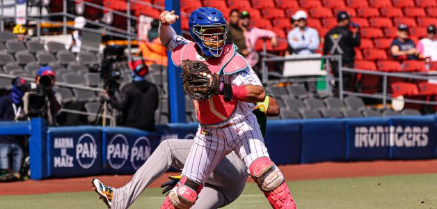 Michael De La Cruz, receptor del equipo dominicano, se dispone a lanzar a primera para completar una doble matanza en el partido frente a los Tomateros de Culiacán.