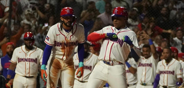 Juan Soto es recibido por FernandoTatis Jr. tras poner el equipo en la delantera durante el choque del martes por la noche.