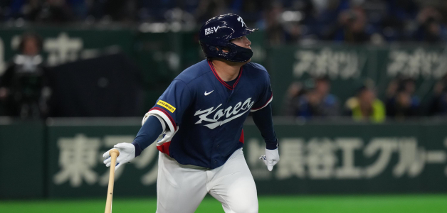 Moon Bo-gyeong de Corea del Sur conecta un doble durante la tercera entrada de un juego del Clásico Mundial de Béisbol entre Corea del Sur y Australia el lunes 9 de marzo de 2026 en Tokio.