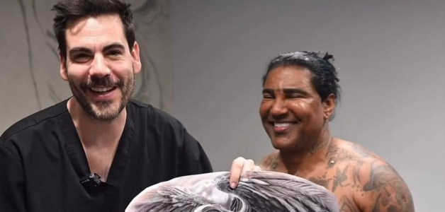 El artista Omega El Fuerte junto al tatuador español Miguel Bohigues.