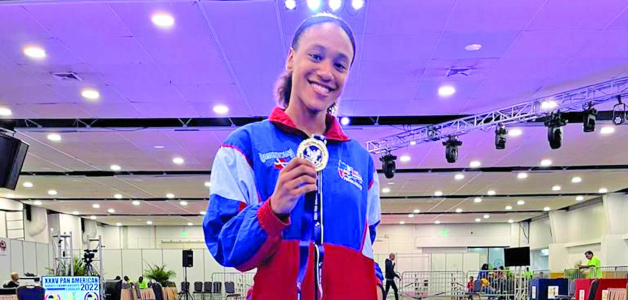 Penelope Polanco muestra una de sus preseas que ha conquistado en eventos internacionales . Ella espera suibir al podium en karate en los venideros juegos.