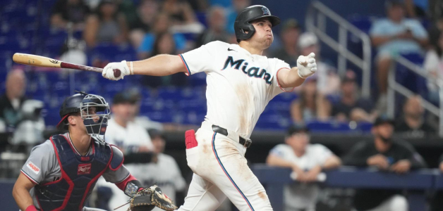 Jakob Marsee se queda parado mirando la pelota luego de conectar jonrón en la remontada de los Marlins sobre los Nats este sábado.