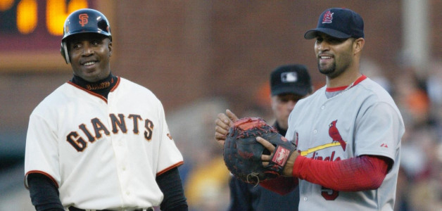 Barry Bonds y Albert Pujols en el primera base durante un partidon entre los Gigantes de San Francisco y los Cardenales de San Luis.