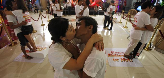 Ekachai Tiranarat, de 44 años, besa a su esposa Laksana Tiranarat, de 33. El concurso se llevó a cabo en la ciudad balnearia de Pattaya, en Thailandia. Ellos consiguieron el récord mundial del beso más largo.

Foto: REUTERS/Chaiwat Subprasom