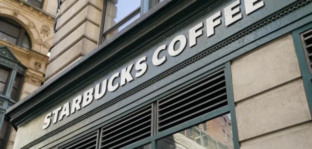 Un letrero de Starbucks sobre una tienda de Manhattan, Nueva York, el martes 13 de junio de 2023.