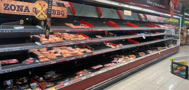 Puesto de carnes y embutidos en supermercados carente de productos por las repentinas compras de las personas.