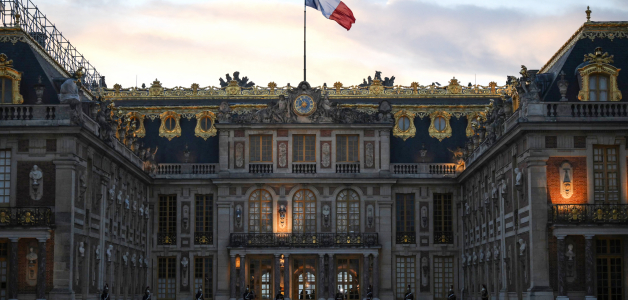 Guardias custodian el Palacio de Versalles, que este marte fue nuevamente evacuado por alerta de bomba