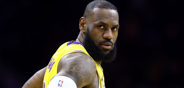 LeBron James continúa desafiendo los tiempos, teniendo una buena temporada a los 38 años de edad.