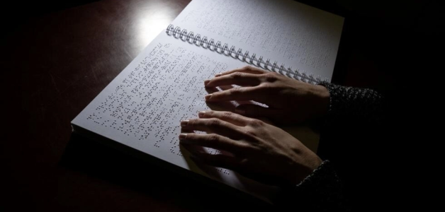 Una mujer lee un libro escrito en braille en el Centro de Transcripción y de Edición Braille (CTEB), la principal imprenta, editorial y librería en braille de Francia, en Toulouse, el 3 de enero de 2023.
