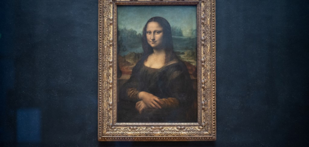 El retrato de Lisa Gherardini, esposa de Francesco del Giocondo, conocida como la Mona Lisa o La Gioconda (La Joconde en francés), pintado por el artista italiano Leonardo da Vinci, se exhibe en la "Salle des Etats" del Museo del Louvre en París.