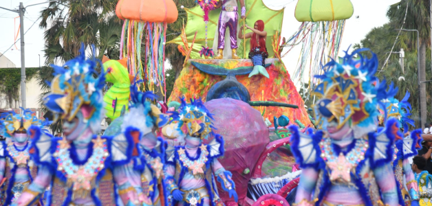 Una de las 60 comparsas que participaron en el carnaval realizado en el Malecón de Santo Domingo.