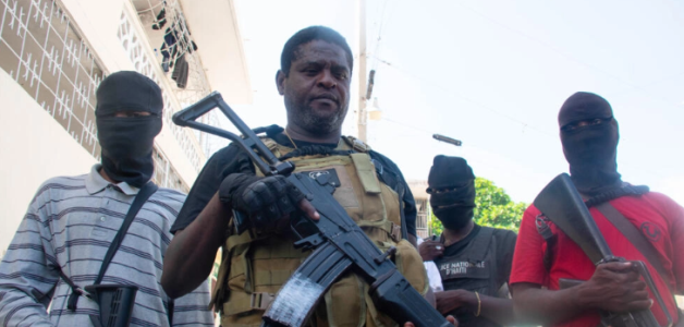 El líder pandillero Jimmy "Barbecue" Chérizier, rodeado de miembros de su grupo en Puerto Príncipe (Haití), el 5 de marzo de 2024.