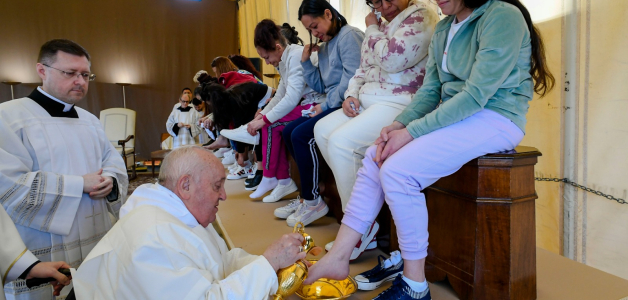 El papa lava los pies a 12 mujeres en una prisión de Roma