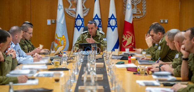 Esta foto de distribución difundida por el Ejército israelí muestra al jefe de las fuerzas armadas, el teniente general Herzi Halevi (C), asistiendo a una evaluación de la situación con miembros del Foro del Estado Mayor en la base militar de Kirya
