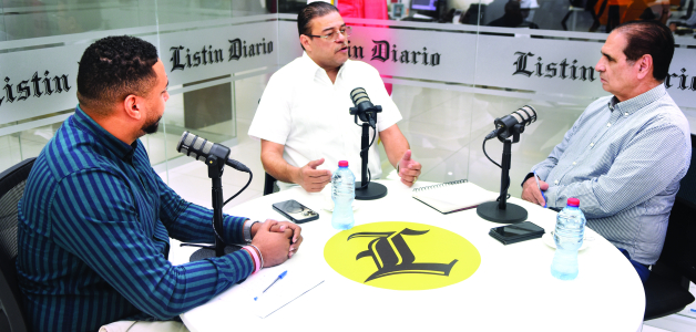 Héctor J. Cruz y Jorge Luis Torres, editor deportivo, y periodista, respectivamente, entrevistan al ministro de Deportes Francisco Camacho.