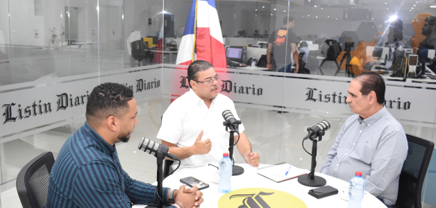 El ministro Francisco Camacho al momento de responder una de las preguntas del editor deportivo Héctor J. Cruz en el Café Deportivo.  Figura el redactor Jorge Luis Torres.