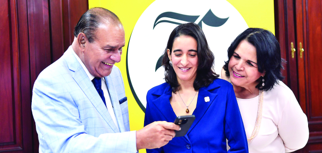 Miguel Franjul, Virginia Antares y Minou Tavárez observan un contenido jocoso en el celular, luego de concluir el Desayuno del Listín Diario.