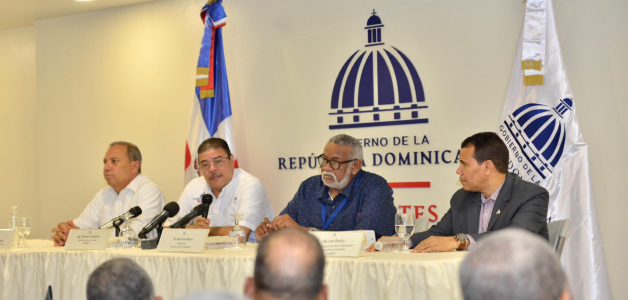 El ministro de Deportesm Francisco Camacho, mientras hacía el anuncio del incentivo de 100 mil pesos en compañía de Garibaldy Bautista José Luis Suero y José Paulino.