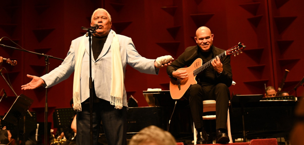 Danny Rivera dirigido por Amaury Sánchez y setenta músicos en escena en el Gran Teatro del Cibao, en Santiago, la noche del sábado 27 de abril 2024.