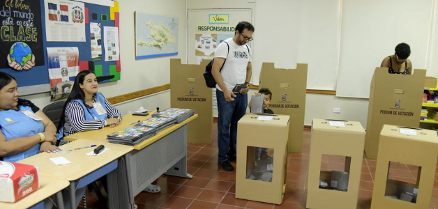 Numerosos padres llevaron a sus hijos a los centros de votación.