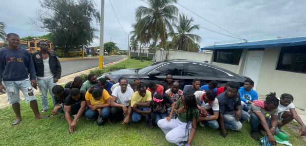 El grupo de haitianos sin documentos de viaje fue detenido por oficiales de la Dirección General de Migración.