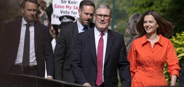 El líder del Partido Laborista, Keir Starmer, y su esposa, Victoria, llegan a un centro electoral para votar ayer el jueves, en Londres.