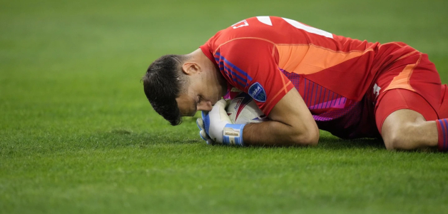 Emiliano Martínez, arquero de Argentina, sostiene el balón luego de atajar un penal en el partido de cuartos de final frente a Ecuador en la Copa América.