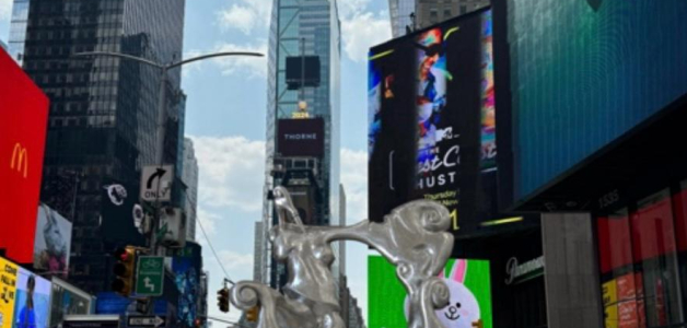 La escultura de 13 pies de altura estará en exhibición hasta el 15 de noviembre, en el corazón de Times Square.