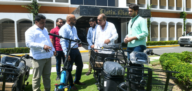 Ejecutivos de la compañía Celeste muestran las motocicletas y patinetas eléctricas al director del LISTÍN DIARIO, Miguel Franjul.