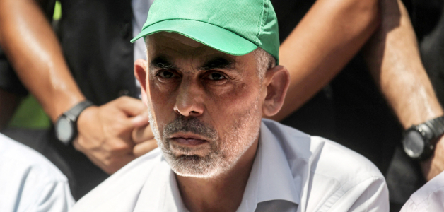 El jefe del movimiento Hamas en Gaza, Yahya Sinwar, asiste a una reunión en la ciudad de Khan Yunis, en el sur de la Franja de Gaza, el 22 de julio de 2017, mientras los manifestantes protestan contra las medidas de seguridad israelíes.