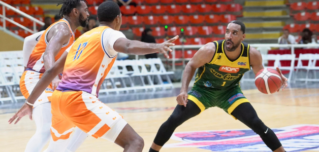 Juan Guerrero, del club San Carlos, busca hacer ofensiva ante la defensa de dos jugadores de Huellas del Siglo.