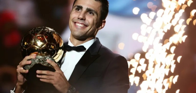 El centrocampista español del Manchester City Rodri recibe el Balón de Oro en una ceremonia en el teatro Chatelet de París.