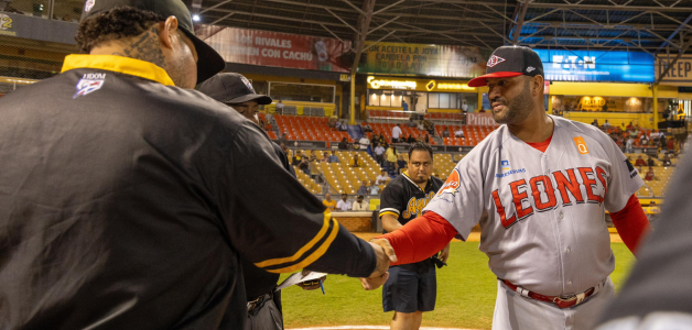 Albert Pujols saluda a Yadier Molina antes del partido entre Leones y Águilas de este martes.