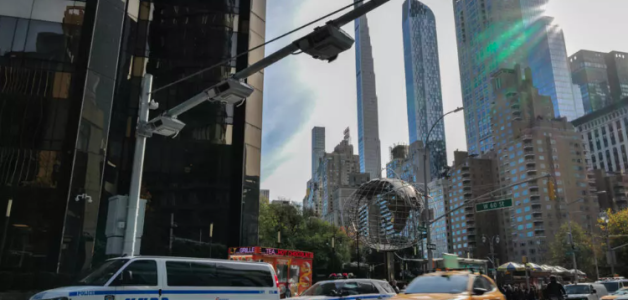 Unos vehículos circulan bajo unas máquinas de peaje en la Avenida de Broadway, en Manhattan, Nueva York, el 14 de noviembre de 2024.