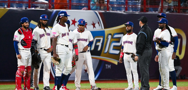 Integrantes del equipo dominicano durante su partido frente a Japón en Premier 12.