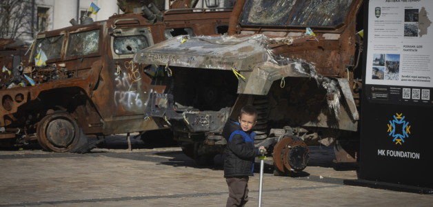 Un niño monta en patineta junto a una exposición de vehículos rusos destruidos en la plaza Mykhailivska del centro de Kiev, Ucrania, el martes 22 de octubre de 2024.