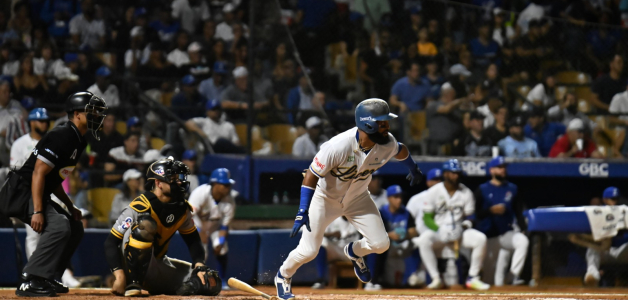 Emilio Bonifacio al momento de disparar uno de los cuatro hits que tuvo en el maratónico choque que el Licey superó a las Aguilas.