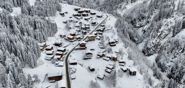 Una vista aérea de las montañas Kackar y la meseta de Ayder cubiertas de nieve durante la temporada de invierno en el distrito Camlihemsin de Rize, Turkiye el 19 de diciembre de 2024.